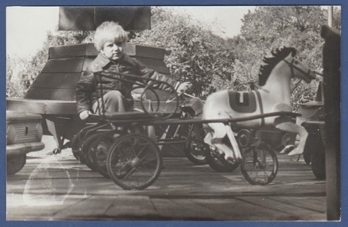Bellissimo bambino cavalca una